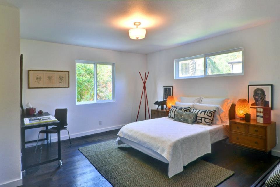 Стильный дизайн: гостевая спальня среднего размера, (комната для гостей) в современном стиле с темным паркетным полом - последний тренд