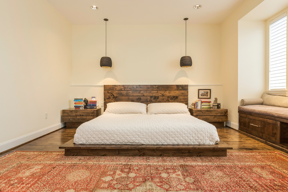 Diseño de dormitorio principal clásico renovado grande con suelo de madera oscura