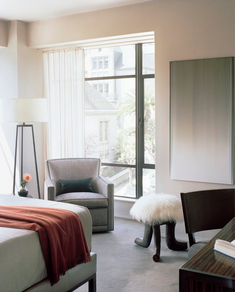 サンフランシスコにあるトランジショナルスタイルのおしゃれな寝室 (ベージュの壁、カーペット敷き) のインテリア