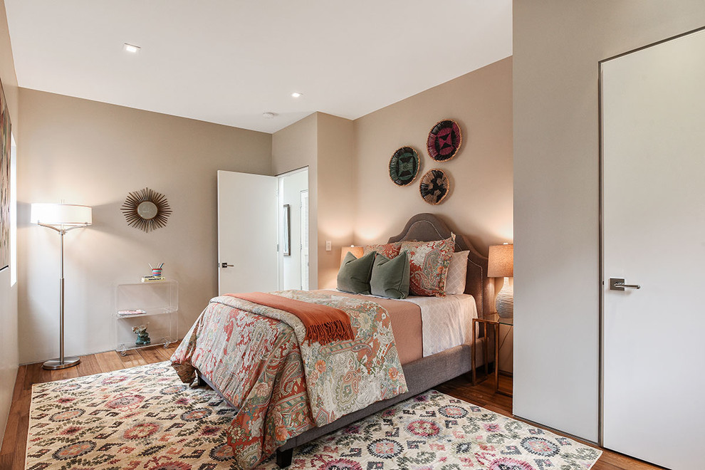 Diseño de habitación de invitados contemporánea con suelo de madera en tonos medios