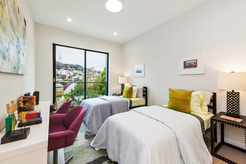 Immagine di una camera degli ospiti contemporanea con pareti bianche, parquet chiaro e pavimento beige