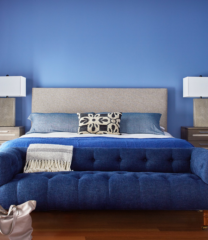 Esempio di una camera matrimoniale minimalista di medie dimensioni con pareti blu, pavimento in legno massello medio, nessun camino e pavimento marrone