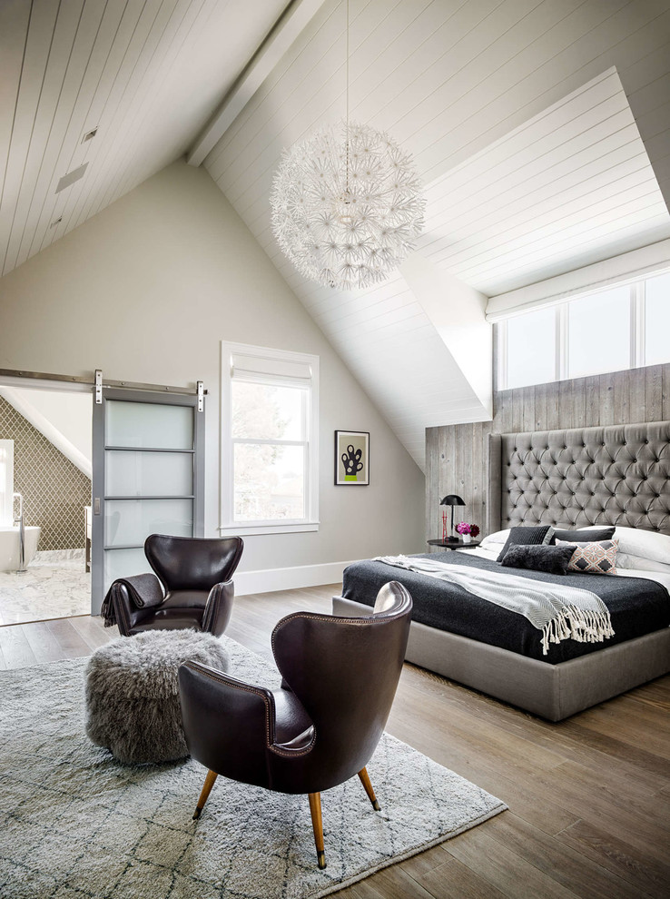 Idee per una camera matrimoniale classica con pareti beige e pavimento in legno massello medio