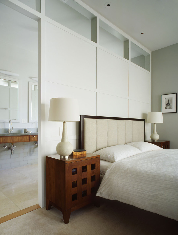 Идея дизайна: спальня в классическом стиле с серыми стенами