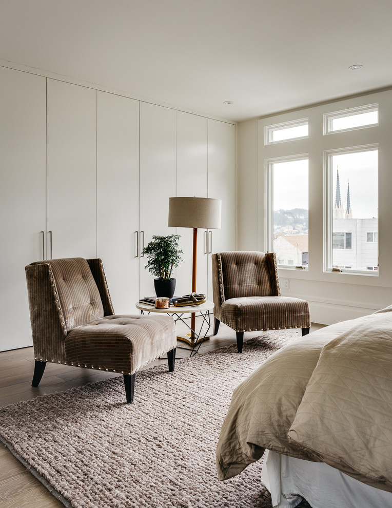 Пример оригинального дизайна: хозяйская спальня в стиле неоклассика (современная классика) с белыми стенами и светлым паркетным полом
