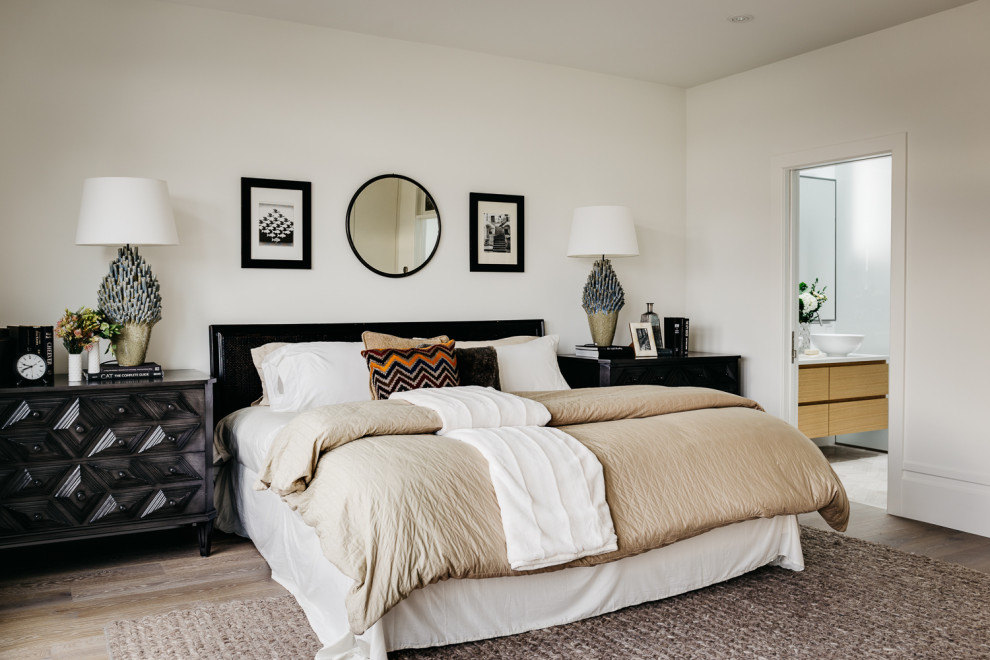Mittelgroßes Modernes Hauptschlafzimmer mit weißer Wandfarbe, braunem Holzboden und braunem Boden in San Francisco