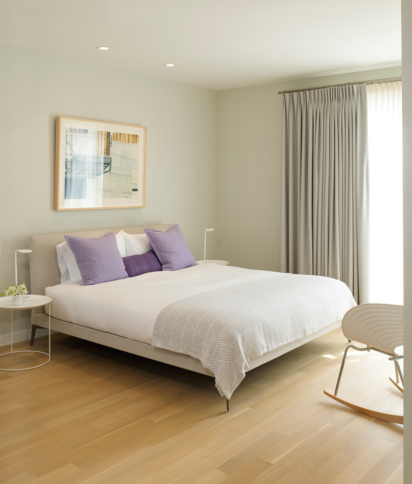 На фото: хозяйская спальня среднего размера в современном стиле с серыми стенами, светлым паркетным полом и бежевым полом без камина с