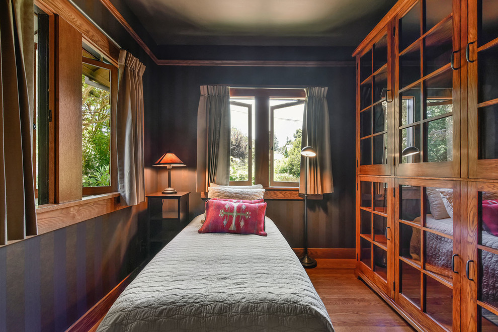 Ejemplo de habitación de invitados de estilo americano pequeña con paredes multicolor y suelo de madera en tonos medios