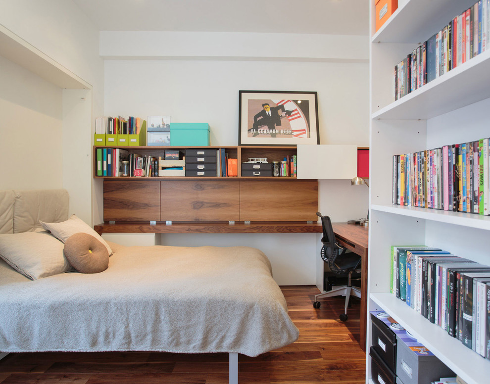 ニューヨークにある小さなコンテンポラリースタイルのおしゃれな客用寝室 (白い壁、無垢フローリング、暖炉なし、茶色い床)