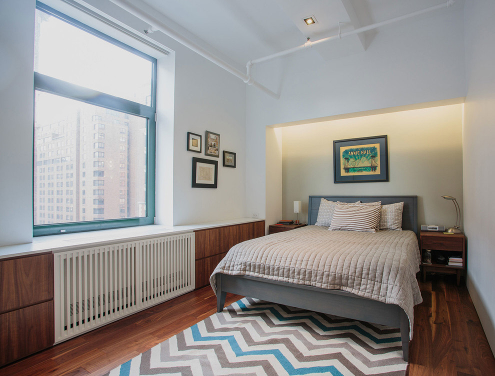 ニューヨークにある小さなコンテンポラリースタイルのおしゃれな主寝室 (白い壁、無垢フローリング、暖炉なし、茶色い床、グレーとブラウン) のレイアウト