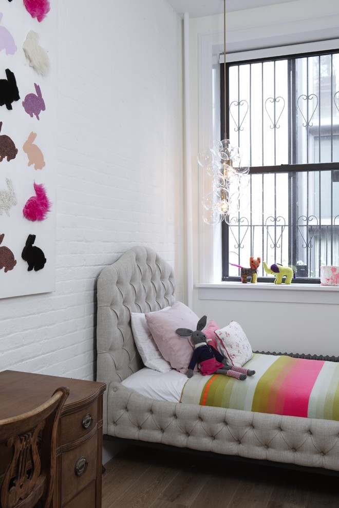 Kleines Modernes Schlafzimmer mit weißer Wandfarbe in New York