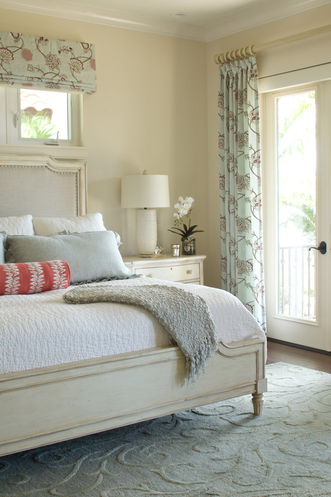Idee per una camera da letto tradizionale con pareti beige, parquet scuro e pavimento marrone