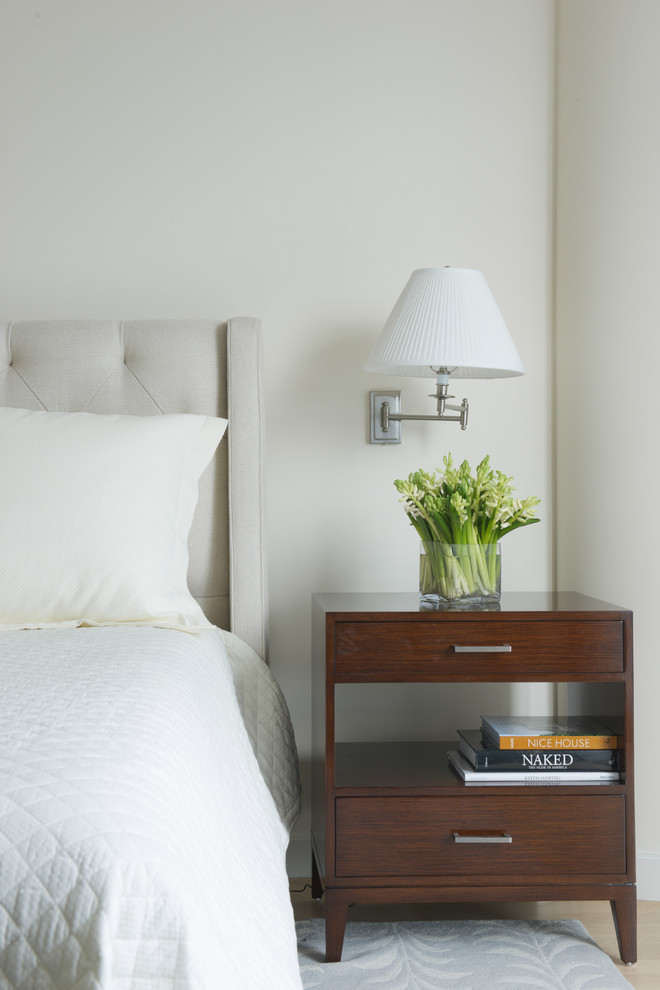 Свежая идея для дизайна: хозяйская спальня среднего размера в современном стиле с серыми стенами и светлым паркетным полом - отличное фото интерьера