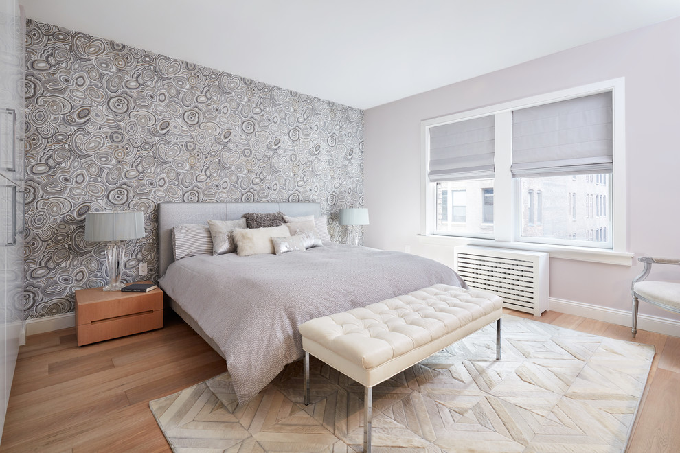 Mittelgroßes Modernes Hauptschlafzimmer ohne Kamin mit bunten Wänden, braunem Holzboden und beigem Boden in New York