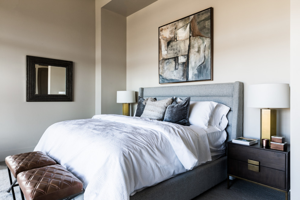 На фото: спальня в стиле неоклассика (современная классика) с бежевыми стенами, ковровым покрытием и черным полом