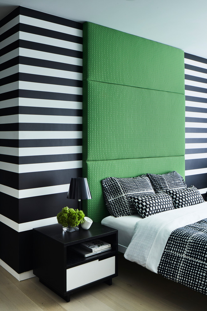 Идея дизайна: спальня в современном стиле с разноцветными стенами и светлым паркетным полом