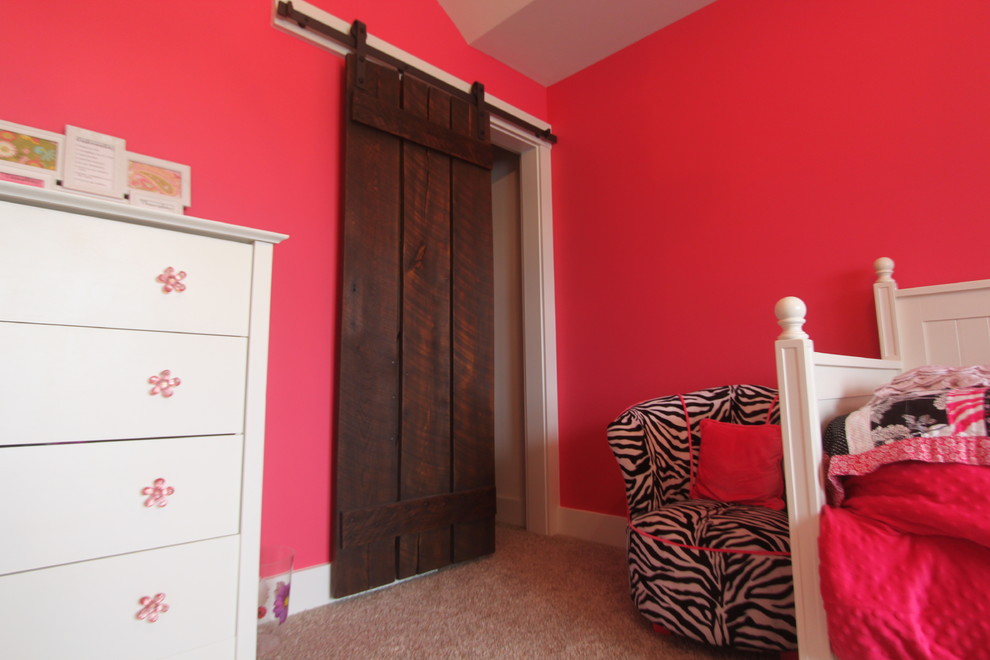 Ispirazione per una camera da letto stile loft american style con pareti rosa e moquette