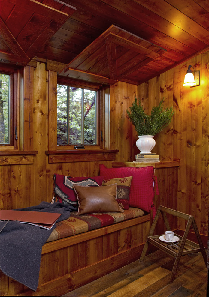 Foto de dormitorio rural con paredes marrones y suelo de madera en tonos medios