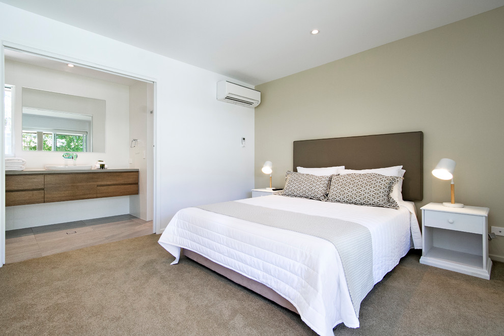 Foto de dormitorio principal costero de tamaño medio con paredes blancas, moqueta y suelo beige