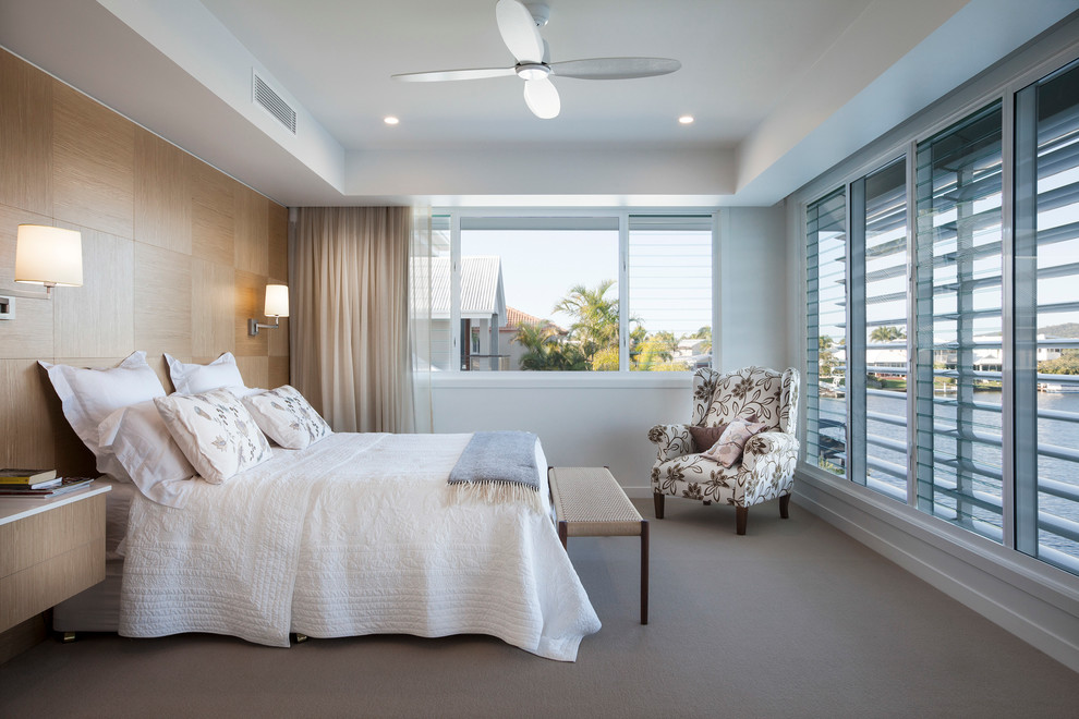 На фото: спальня в стиле неоклассика (современная классика) с белыми стенами и ковровым покрытием с