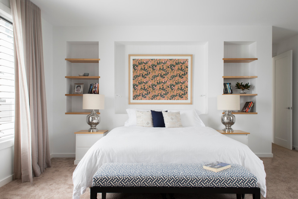 Imagen de dormitorio principal contemporáneo con paredes blancas y moqueta