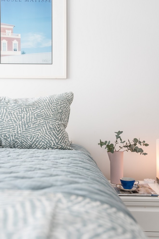 Imagen de dormitorio principal exótico pequeño con paredes blancas, moqueta y suelo beige