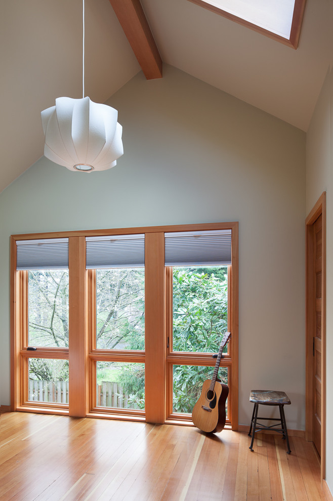 Kleines Modernes Hauptschlafzimmer mit grauer Wandfarbe und hellem Holzboden in Portland
