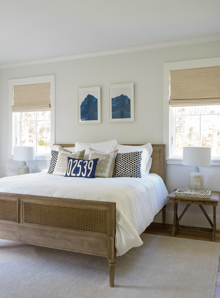 Стильный дизайн: большая хозяйская спальня в морском стиле с белыми стенами, паркетным полом среднего тона и коричневым полом без камина - последний тренд