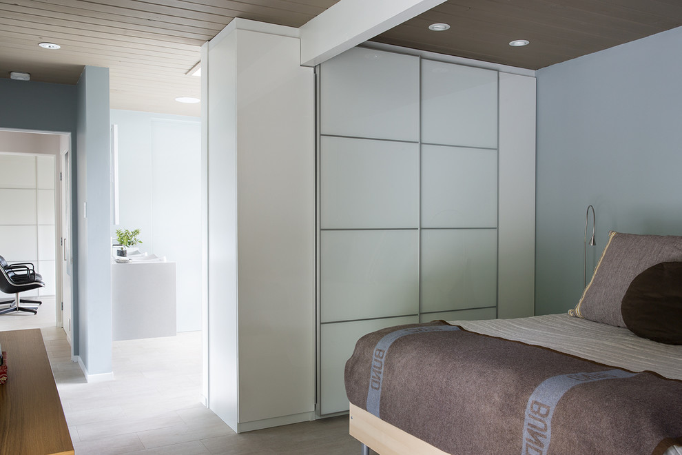 Example of a mid-century modern bedroom design in San Francisco