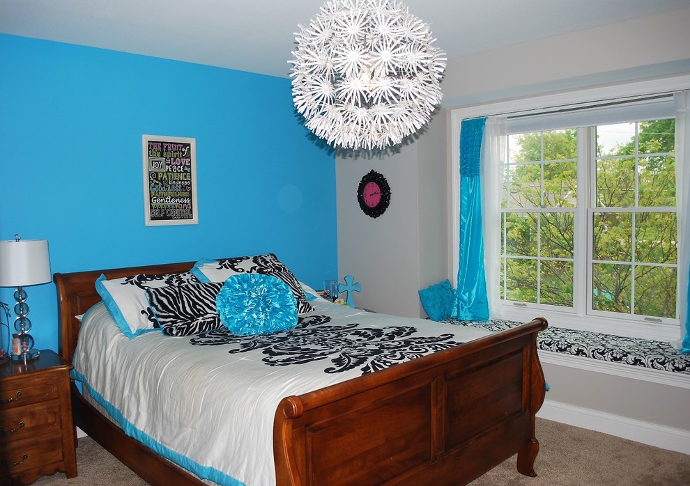 Стильный дизайн: хозяйская спальня среднего размера в стиле фьюжн с синими стенами, ковровым покрытием и коричневым полом без камина - последний тренд