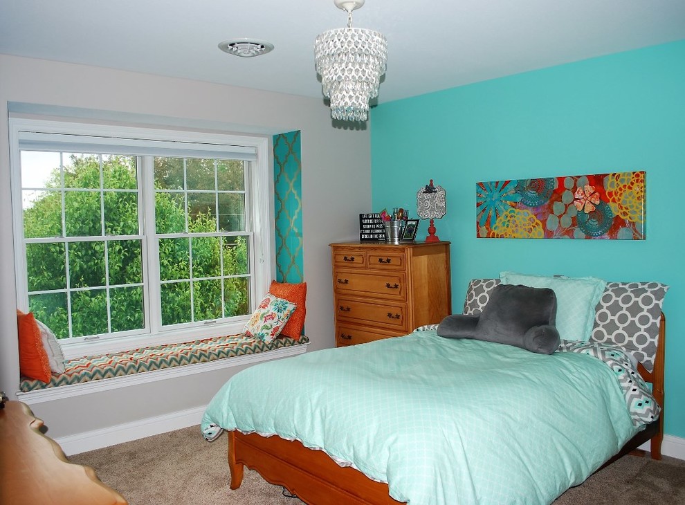 Inspiration pour une chambre avec moquette bohème de taille moyenne avec un mur bleu, aucune cheminée et un sol beige.