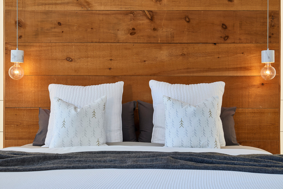 Skandinavisches Hauptschlafzimmer mit weißer Wandfarbe und Teppichboden in Toronto