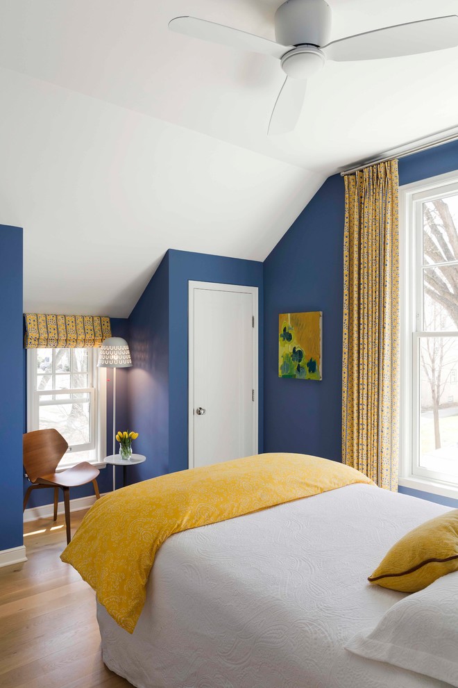 Immagine di una camera da letto chic con pareti blu, parquet chiaro e nessun camino