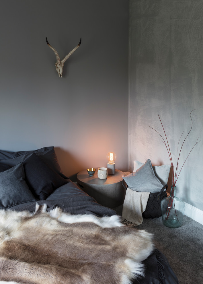 Ejemplo de dormitorio principal escandinavo grande con paredes grises, moqueta y suelo gris