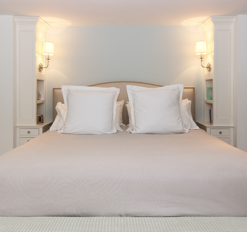 На фото: гостевая спальня (комната для гостей) в классическом стиле с белыми стенами с