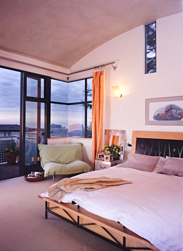 Ejemplo de dormitorio principal minimalista grande con paredes beige, moqueta y suelo beige