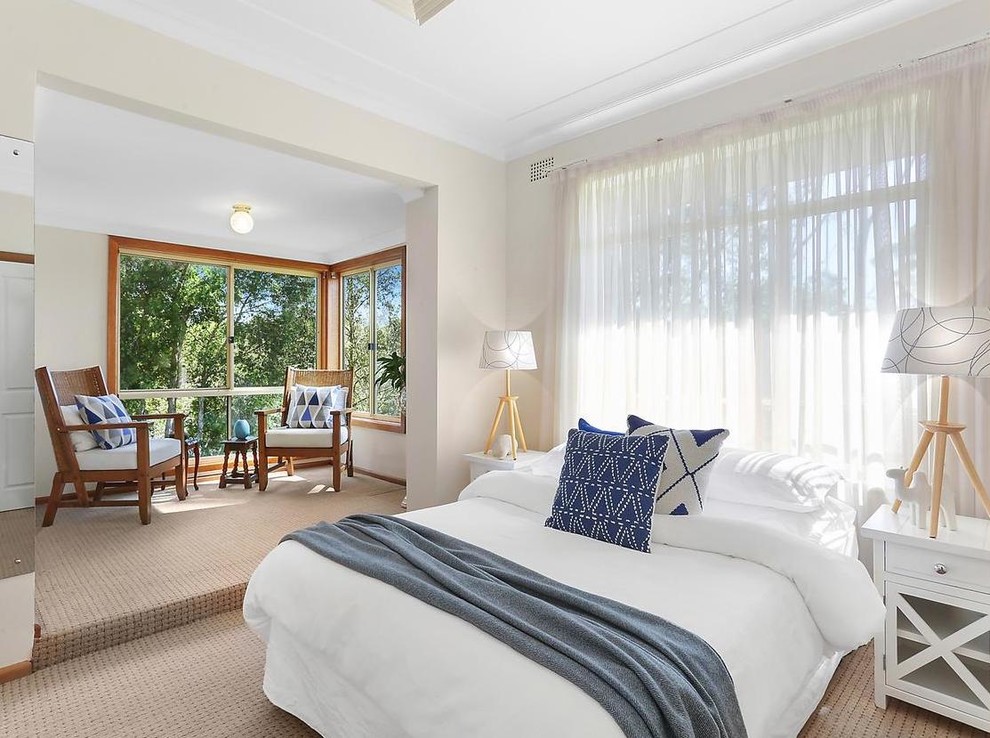 シドニーにある小さなビーチスタイルのおしゃれな主寝室 (ベージュの壁、カーペット敷き、ベージュの床)