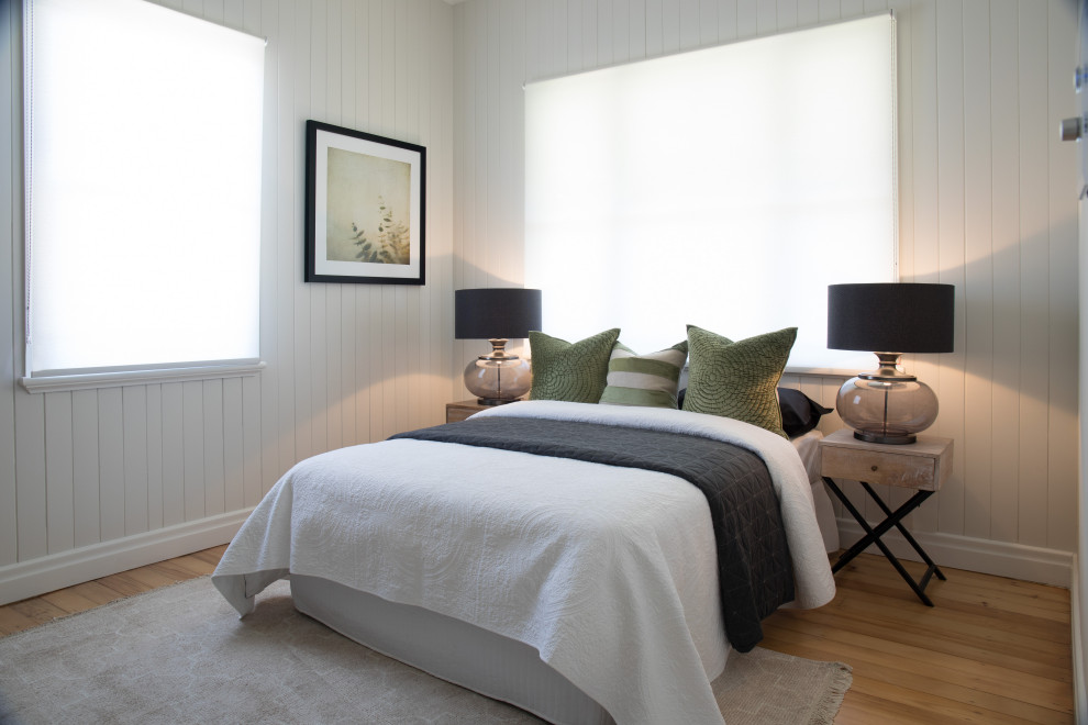 ブリスベンにある中くらいなトラディショナルスタイルのおしゃれな客用寝室 (ベージュの壁、淡色無垢フローリング、ベージュの床)