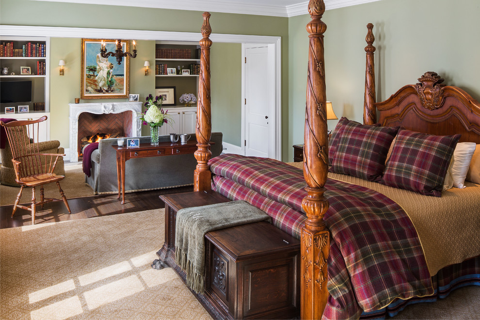 Ejemplo de dormitorio principal clásico con paredes verdes y suelo de madera oscura