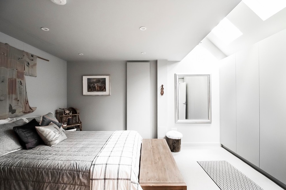 На фото: маленькая хозяйская спальня в стиле модернизм с серыми стенами, ковровым покрытием и серым полом для на участке и в саду