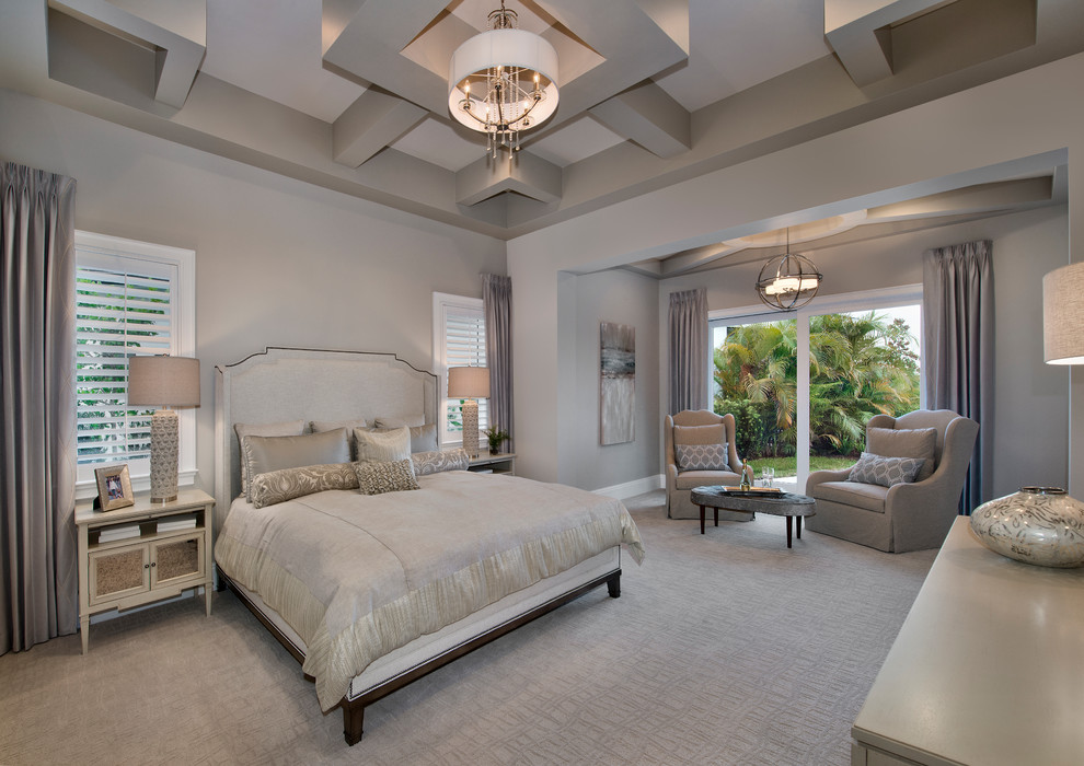 Großes Klassisches Hauptschlafzimmer mit beiger Wandfarbe, Teppichboden und beigem Boden in Miami