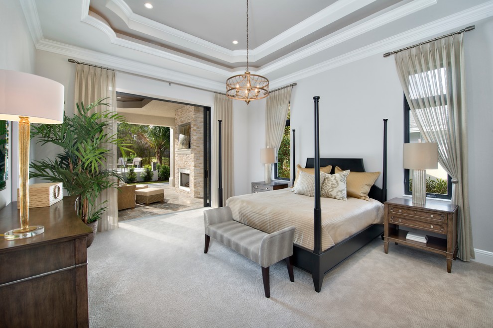 Idée de décoration pour une grande chambre tradition avec un sol beige et un mur gris.