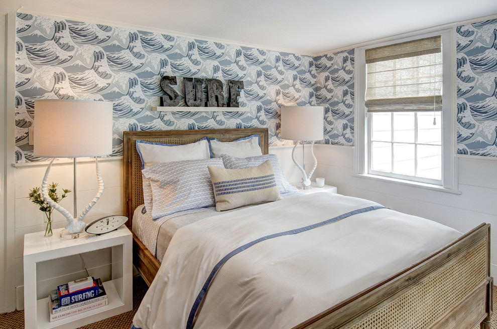 На фото: спальня среднего размера: освещение в морском стиле с бежевыми стенами и ковровым покрытием без камина
