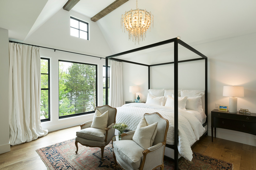Diseño de dormitorio principal clásico renovado con paredes blancas y suelo de madera clara