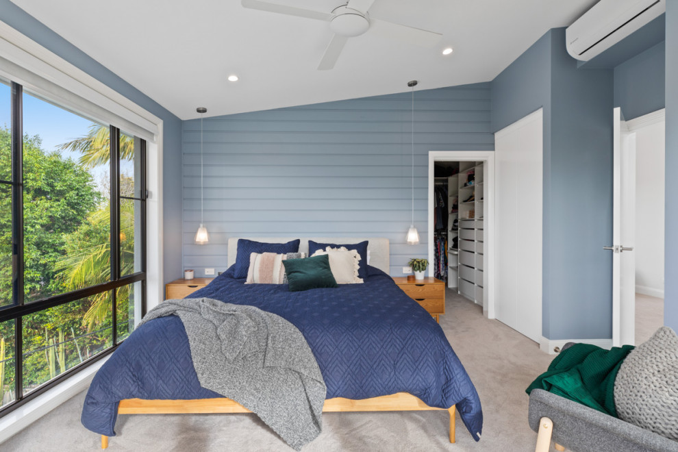 На фото: хозяйская спальня в современном стиле с синими стенами, ковровым покрытием, серым полом и стенами из вагонки