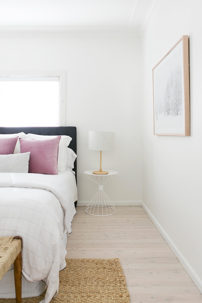 Стильный дизайн: спальня в стиле неоклассика (современная классика) с белыми стенами и светлым паркетным полом - последний тренд