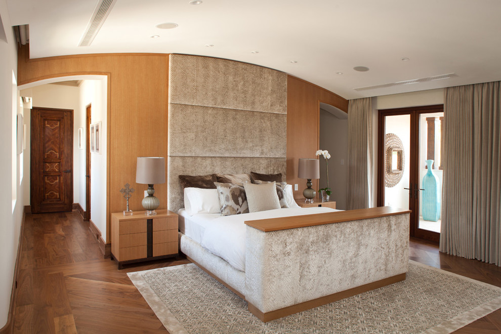 Modernes Schlafzimmer mit braunem Holzboden in Miami