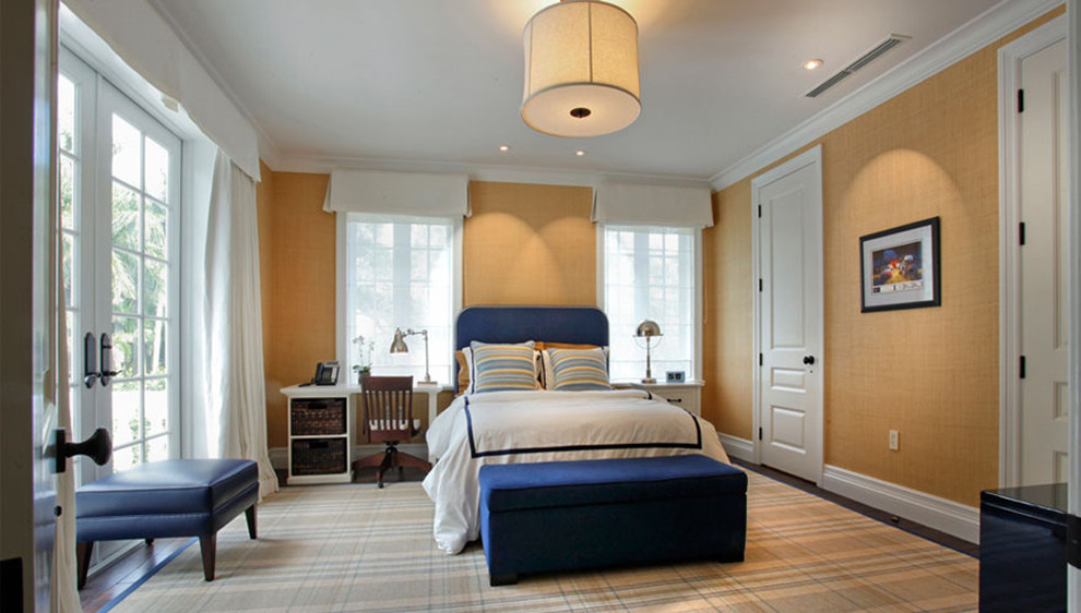 Imagen de habitación de invitados contemporánea grande con paredes beige y suelo multicolor