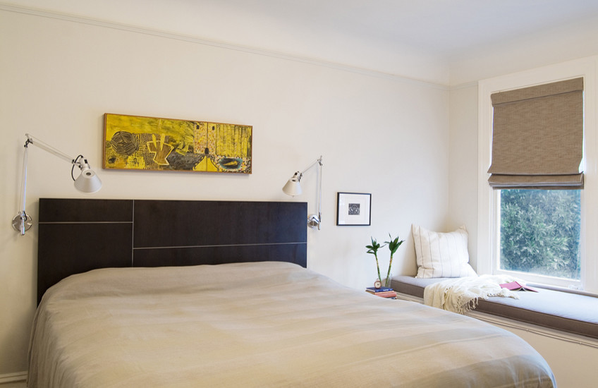 Diseño de dormitorio principal minimalista de tamaño medio con paredes grises y suelo de madera oscura