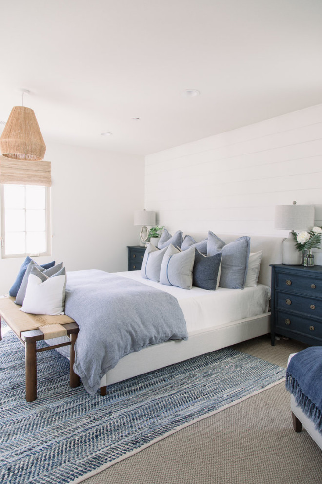Diseño de dormitorio costero con paredes blancas, moqueta, suelo gris y machihembrado